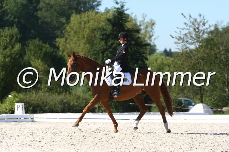 109M6850_lara_Dressur L_Mannschaft.JPG